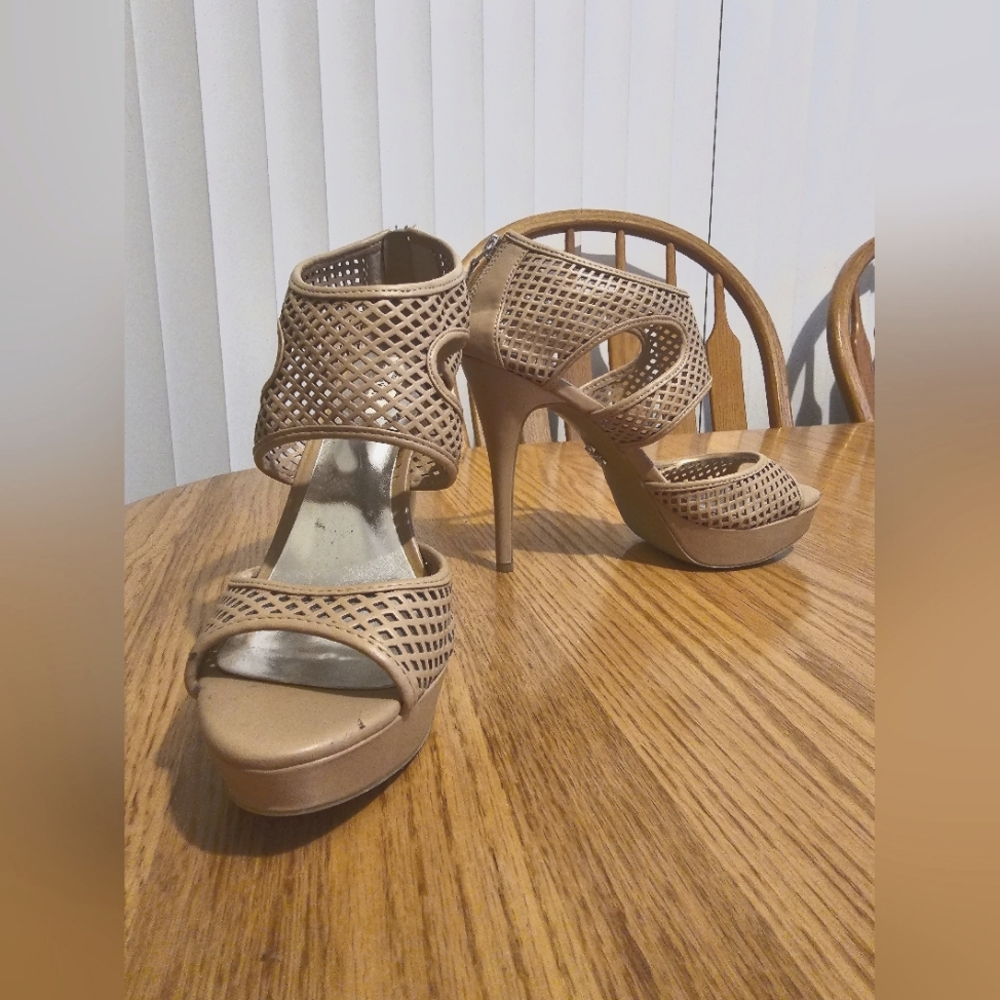 Simply Vera Vera Wang Tan Size 10 Caged Pumps